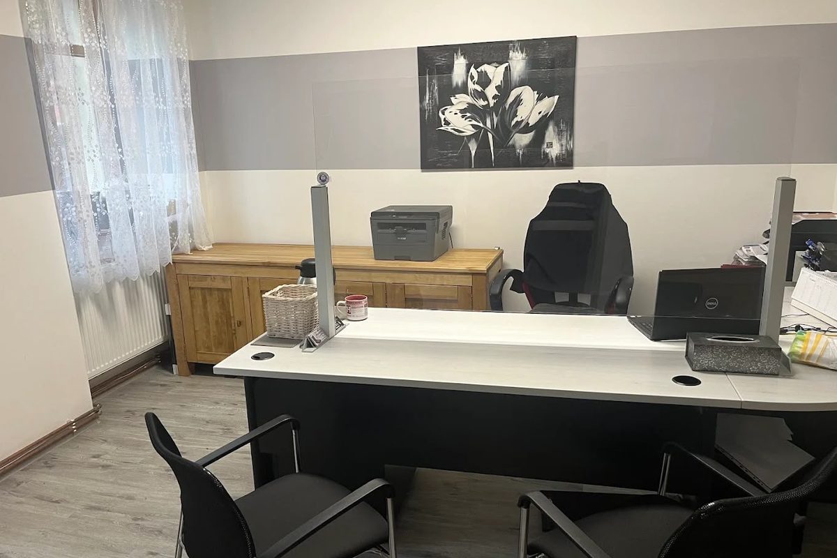 Jednací stůl v kanceláři pohřební služby